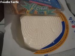 ชีสปาเนล่า (panela cheese) เอาไว้แต่งหน้าสำหรับพริกยัดไส้สไตล์เม๊กซิกัน