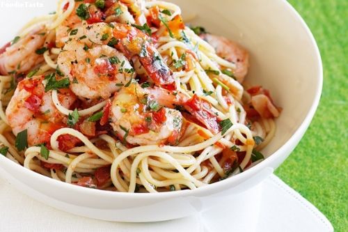 สูตรสปาเก็ตตี้ซอสมะเขือเทศกุ้งสด รสเผ็ด - Chilli prawn and tomato spaghetti