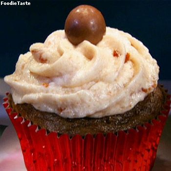 ดับเบิ้ลช็อคโกแล็ตมอลต์คัพเค้ก วานิลลาเชอรี่บัตเตอร์ครีม (Double Chocolate Malt Shop Cupcakes with Cherry-Vanilla Buttercream) คัพเค้กวันแม่