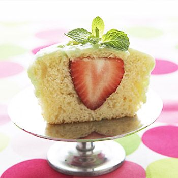 สูตรสรอเบอรี่ไลมม์ คัพเค้ก (Strawberry-Lime Stuffed Cupcakes)