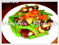 สูตรผัดถั่วหวานกุ้ง (Stir fried sweet peas with carrot, fresh shitake mushroom and shrimps)