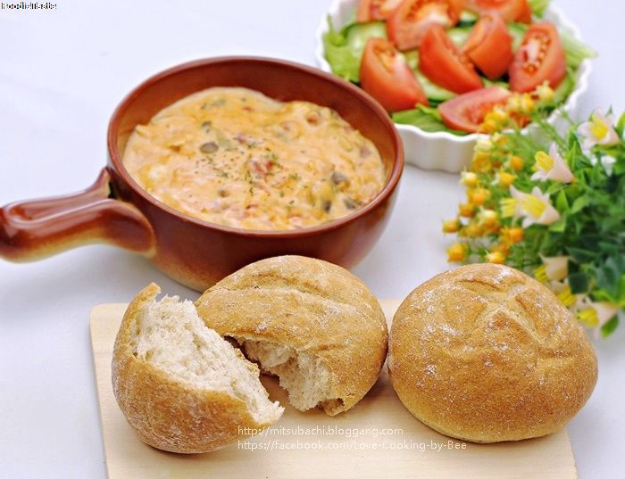 ขนมปังไรย์กับสตูว์ครีมมะเขือเทศ Rye Bread with Tomato Cream Stew