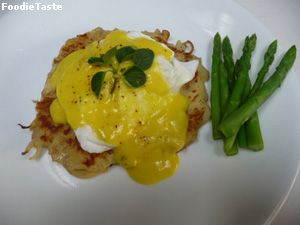 Egg Benedict with potato pancake ไข่เบเนดิกต์กับแพนเค้กมันฝรั่ง ราดซอสเลม่อน