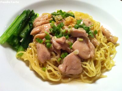 บะหมี่ราดหน้าไก่ (Egg noodle in chicken brown sauce)