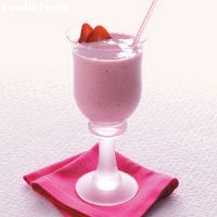 STRAWBERRY BANANA SMOOTHIE by Yummt Za!