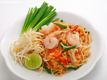 ผัดไทยกุ้งสด (Fried noodle Thai style with prawns)