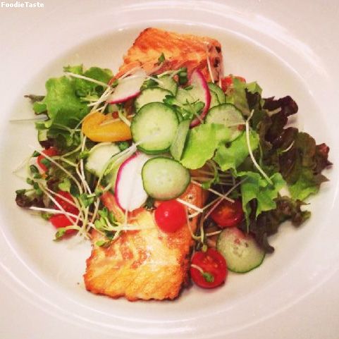 สลัดปลาแซลมอน healthy salmon salad with lemon dressing