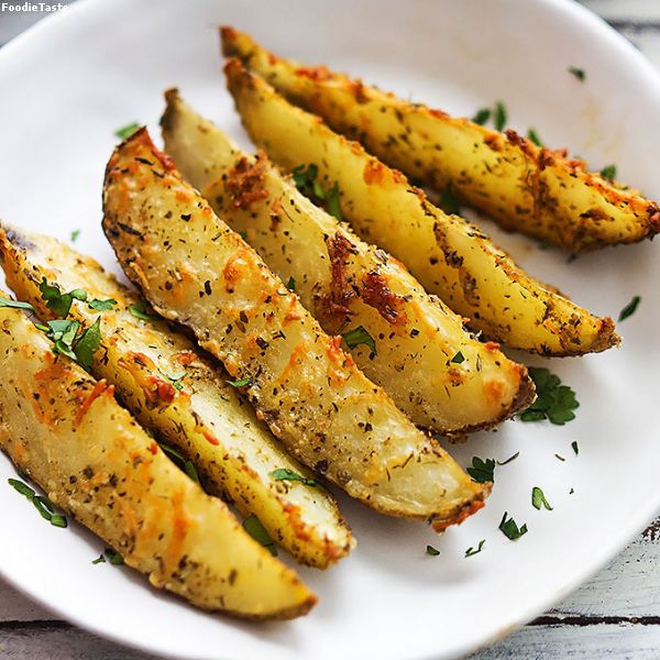 สูตรมันฝรั่งอบกระเทียมชีส - Baked garlic parmesan potato wedges