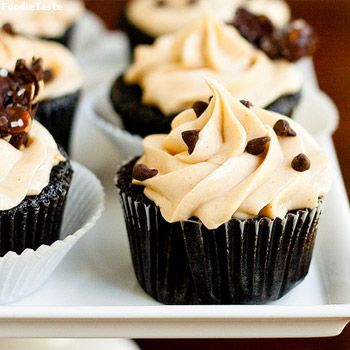 ช็อคโกแล็ต คัพเค้ก ราดพีนัทบัตเตอร์ (Chocolate cupcake and peanut butter icing)