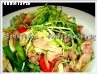 ยอดถั่วลันเตาผัดหมู (Stir fry pork and pea shoot)