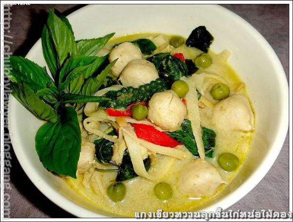 สูตรแกงเขียวหวานลูกชิ้นไก่หน่อไม้ดอง (Green curry chicken balls and preserved bamboo shoots)