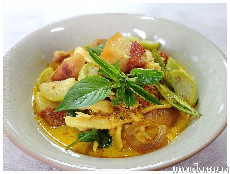 แกงเผ็ดหนาง  (Red curry with preserved pork southern style)
