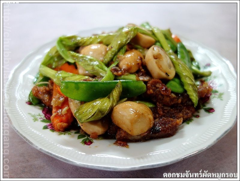 ดอกชมจันทร์ผัดหมูกรอบ (Stir fried moonflowers with crispy pork)