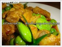 ผัดเผ็ดกระดูกอ่อนกับสะตอ (Spicy stir fried Pork cartilage bone and Parkia nut)