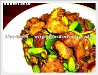 กระดูกหมูอ่อนผัดพริกแกงลูกเหรียง ( stir fry pork cartilage bone with southtern curry paste and reng nut)