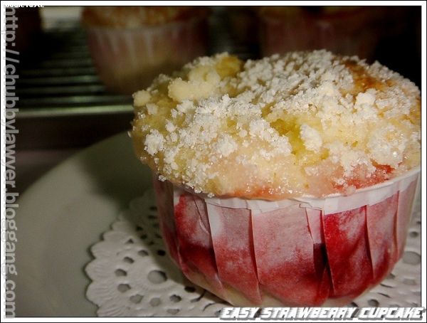 สูตรคัพเค้กสตรอเบอร์รี่ครัมเบิ้ล (Strawberry crumble cupcake)