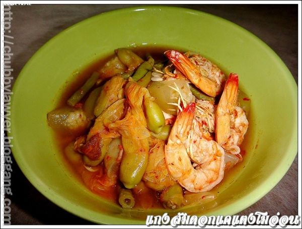 แกงส้มดอกแคแตงโมอ่อน (Sour soup with young watermelons and butterfly tree flowers)