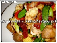 สูตรผัดผัก(เกือบจะ)รักษาสุขภาพ (Stir fried crispy skin pork and mixed vegetable)