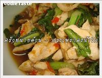 กระเพราคะน้าไก่ (Spicy Chicken Chinese Cabbage with Holy Basil)