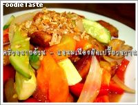 ผัดเปรี้ยวหวานแหนมเนือง (Stir fry sweet and sour Vietnamese pork balls)